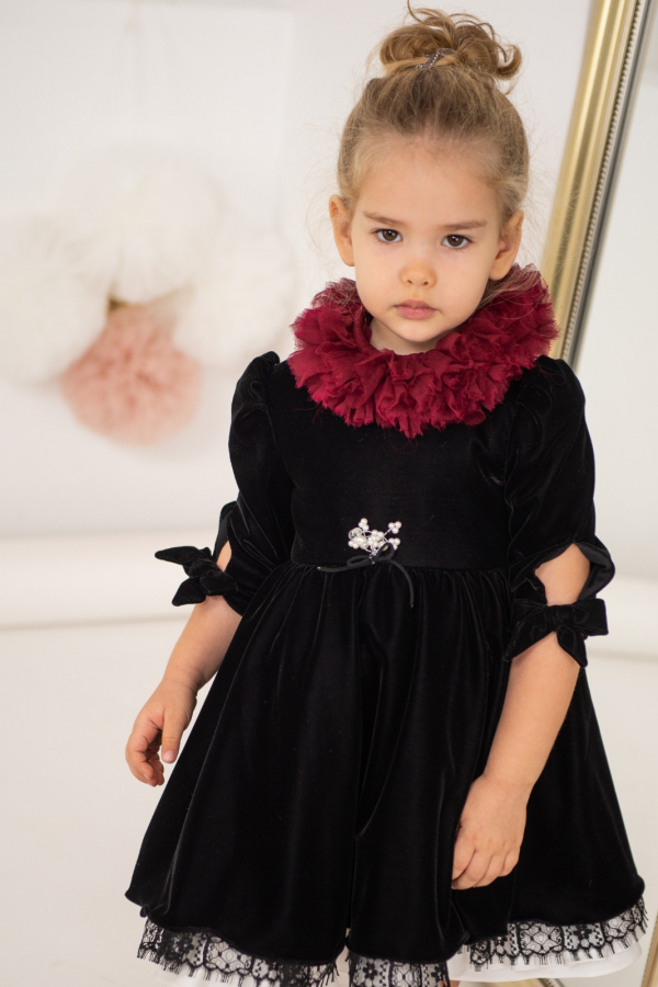 Eleonor - Velvet dress with lace and pearl applications